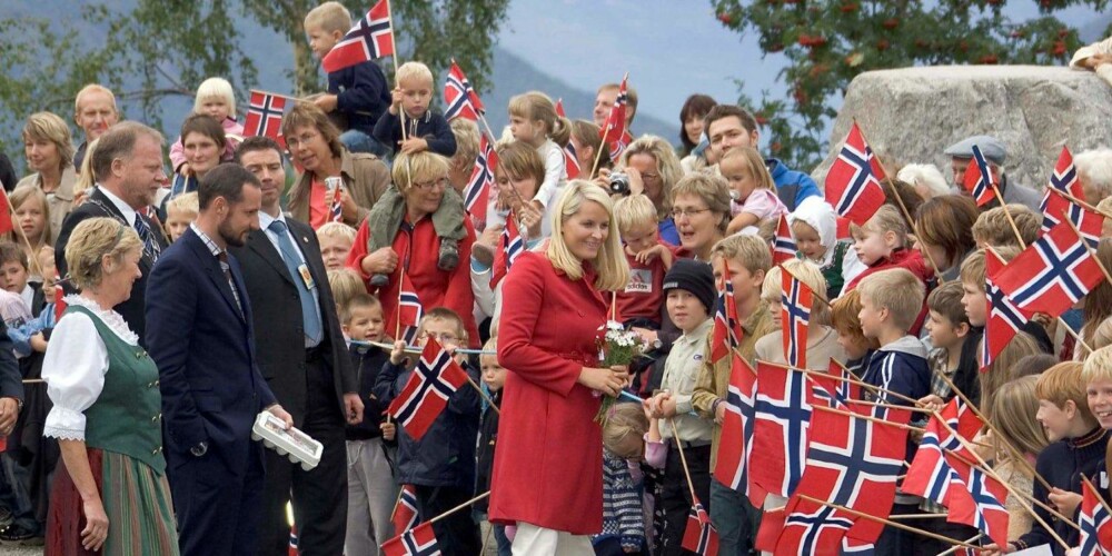 FOLKEFEST: Over tusen mennesker møtte opp på Heradsplassen i Sogn og Fjordane da kronprinsparet var på fylkesbesøk i 2008. Her er de på Kvia landbruksprosjekt. Mette-Marit fikk blomster, mens Haakon fikk egg. FOLKEFEST: Over tusen mennesker møtte opp på Heradsplassen i Sogn og Fjordane da kronprinsparet var på fylkesbesøk i 2008. Her er de på Kvia landbruksprosjekt. Mette-Marit fikk blomster, mens Haakon fikk egg.