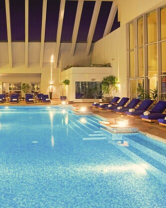 Vi skal bo på Dusit Thani, et femstjernershotell med svømmebasseng sentralt i byen. Vi skal bo på Dusit Thani, et femstjernershotell med svømmebasseng sentralt i byen.