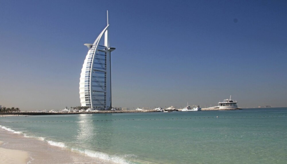 Et av reisens høydepunkter er middagen på hotellet Burj al Arab, eller «Seilet», som har syv stjerner og er omgitt av vakre strender. Et av reisens høydepunkter er middagen på hotellet Burj al Arab, eller «Seilet», som har syv stjerner og er omgitt av vakre strender.