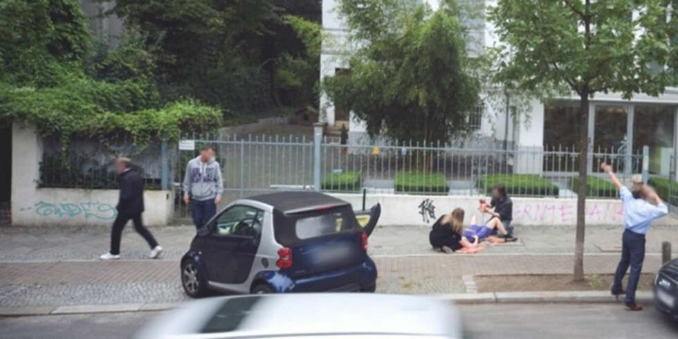 IKKE EKTE: Bildet av en bil parkert på fortauet med døra åpen og en tilsynelatende lykkelig nybakt pappa som holder opp nurket sitt, viste seg å være falskt. IKKE EKTE: Bildet av en bil parkert på fortauet med døra åpen og en tilsynelatende lykkelig nybakt pappa som holder opp nurket sitt, viste seg å være falskt.