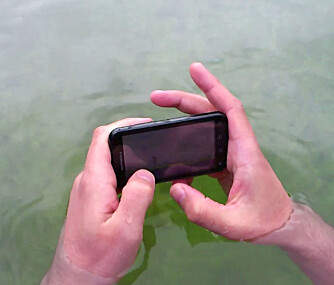 PÅ SVØMMETUR: Vi har testet Motorola Defy i vannet, og kunne spille Angry Birds mens vi plasket. PÅ SVØMMETUR: Vi har testet Motorola Defy i vannet, og kunne spille Angry Birds mens vi plasket.