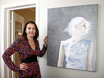 MALER: For å mestre et liv med plager, tyr Mette til kreative metoder. Blant annet maler hun. Her er hun med et selvportrett hun malte i en periode hun følte seg ekstra sårbar. MALER: For å mestre et liv med plager, tyr Mette til kreative metoder. Blant annet maler hun. Her er hun med et selvportrett hun malte i en periode hun følte seg ekstra sårbar.