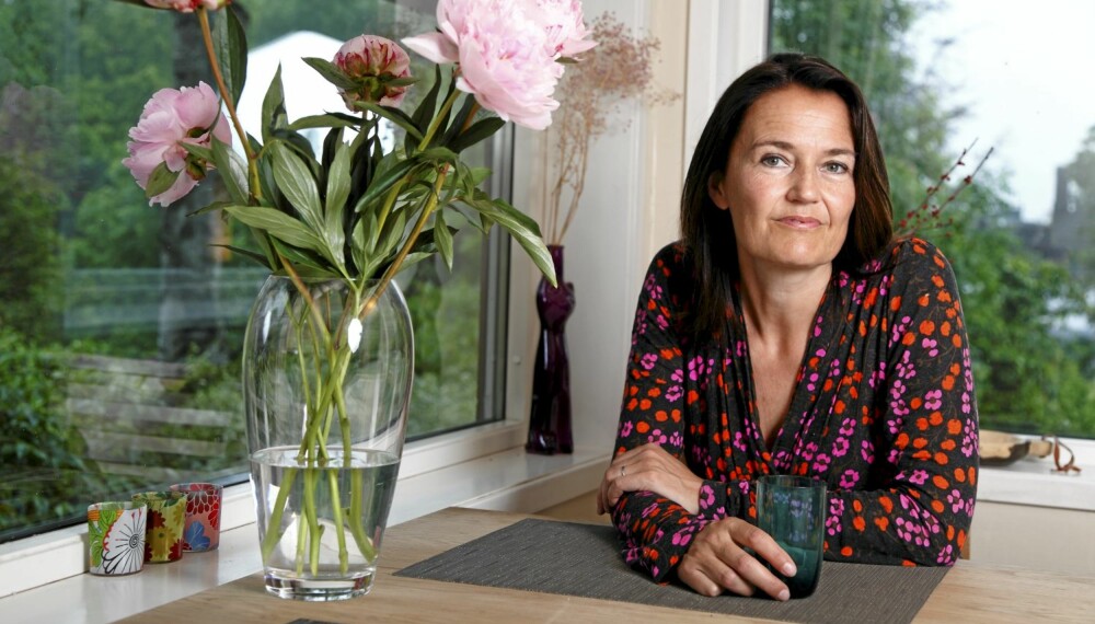 KOSTER: - Jeg er glad for at jeg lever. Men det har sin pris, sier Mette Grøholdt, som overvant kreften, men lever med etterdønningene av sykdommen hver dag, i form av smerter og plager. KOSTER: - Jeg er glad for at jeg lever. Men det har sin pris, sier Mette Grøholdt, som overvant kreften, men lever med etterdønningene av sykdommen hver dag, i form av smerter og plager.