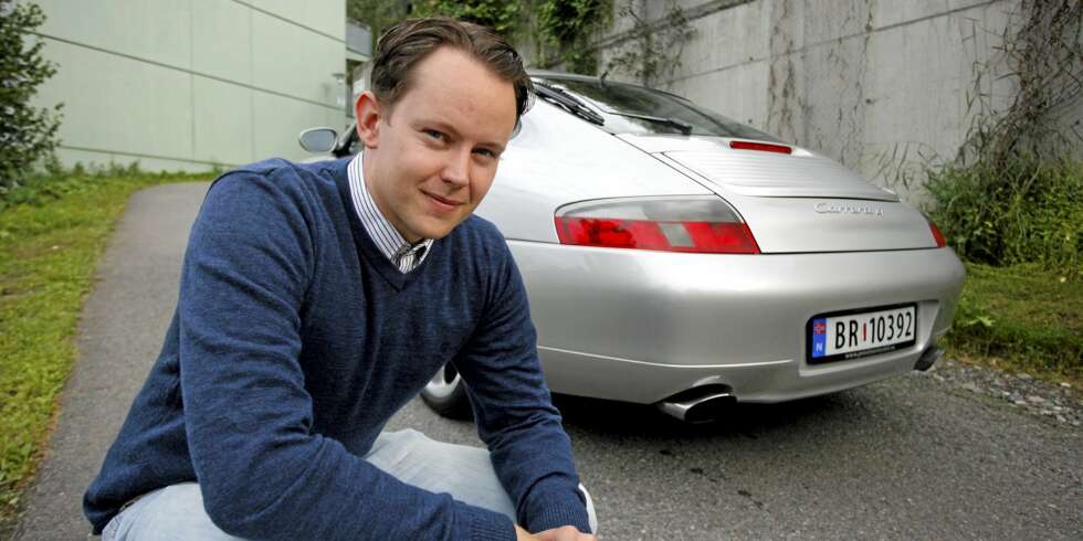 FULGTE DRØMMEN: 27 år gamle Kyrre Lindquist har vært opptatt av Porsche så lenge han kan huske, og i år fikk han endelig muligheten til å kjøpe det som kan sies å være hans drømmebil. - Jeg hadde bilde av en 911 på veggen da jeg var liten, så det var egentlig ikke noe tvil, sier Porsche-entusiasten. Lindquists bil er en 1999-modell Porsche 911 Carrera 4, og han er tydelig fornøyd med å ratte bilen fra Stuttgart. FULGTE DRØMMEN: 27 år gamle Kyrre Lindquist har vært opptatt av Porsche så lenge han kan huske, og i år fikk han endelig muligheten til å kjøpe det som kan sies å være hans drømmebil. - Jeg hadde bilde av en 911 på veggen da jeg var liten, så det var egentlig ikke noe tvil, sier Porsche-entusiasten. Lindquists bil er en 1999-modell Porsche 911 Carrera 4, og han er tydelig fornøyd med å ratte bilen fra Stuttgart.