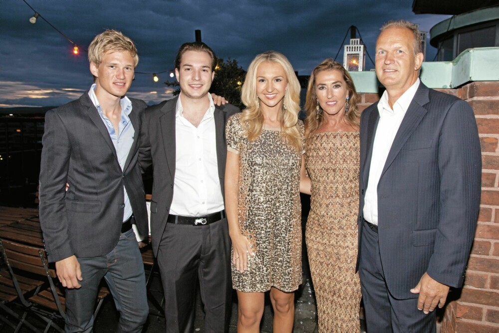 FAMILIETREFF: Pia med lille-bror Kalle, mamma Jasmin, hennes mann Jan Holm og hans sønn Jan Tore. FAMILIETREFF: Pia med lille-bror Kalle, mamma Jasmin, hennes mann Jan Holm og hans sønn Jan Tore.