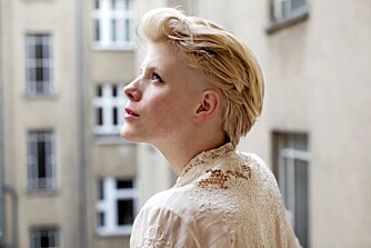 BLONDEFAVORITT: - Denne hvite blusen er fra loppemarked, og er mitt beste vintagefunn. 10 euro er en pris jeg kan like. BLONDEFAVORITT: - Denne hvite blusen er fra loppemarked, og er mitt beste vintagefunn. 10 euro er en pris jeg kan like.