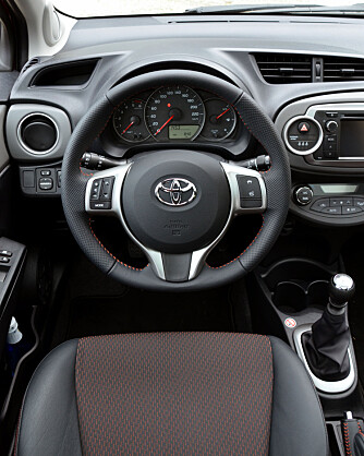 TRADISJONELL: I nye Yaris er det digitale speedometeret midt på dashbordet borte og et tradisjonelt er på plass. Et klokt valg synes vi. TRADISJONELL: I nye Yaris er det digitale speedometeret midt på dashbordet borte og et tradisjonelt er på plass. Et klokt valg synes vi.