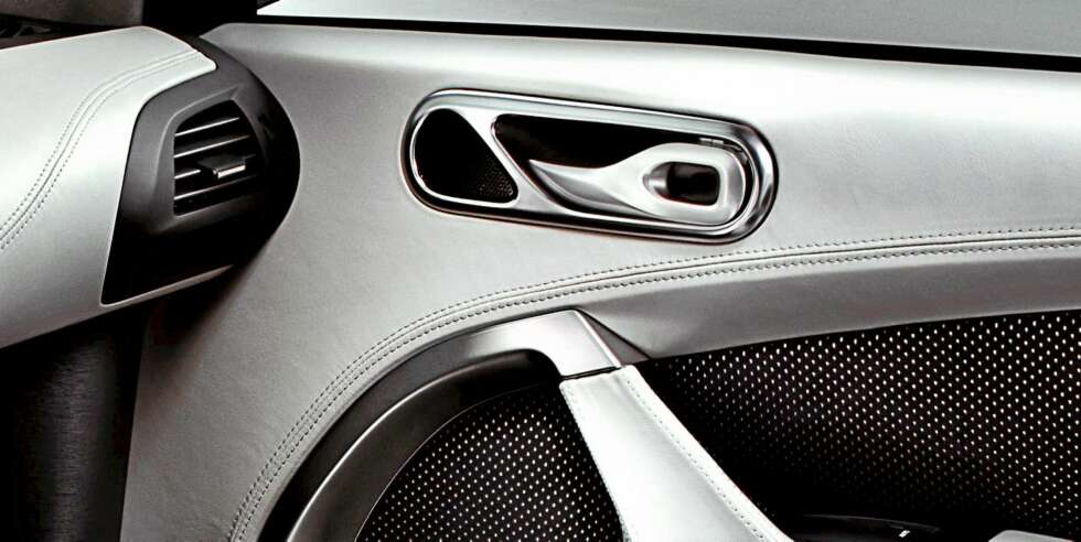 EKTE VARE: Læret er av beste Aston-sort, og det som ser ut som metall, er metall. FOTO: Aston Martin EKTE VARE: Læret er av beste Aston-sort, og det som ser ut som metall, er metall. FOTO: Aston Martin