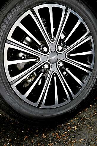 LITT EKSTRA: Aston Martin har selvsagt spandert nye felger. FOTO: Aston Martin LITT EKSTRA: Aston Martin har selvsagt spandert nye felger. FOTO: Aston Martin