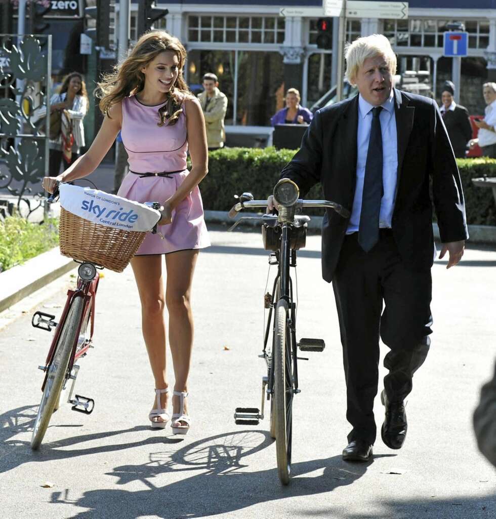 Borgermester Boris Johnson og Kelly Brook fronter kampanjen som skal gjøre London til en mer sykkelvennlig storby. Borgermester Boris Johnson og Kelly Brook fronter kampanjen som skal gjøre London til en mer sykkelvennlig storby.