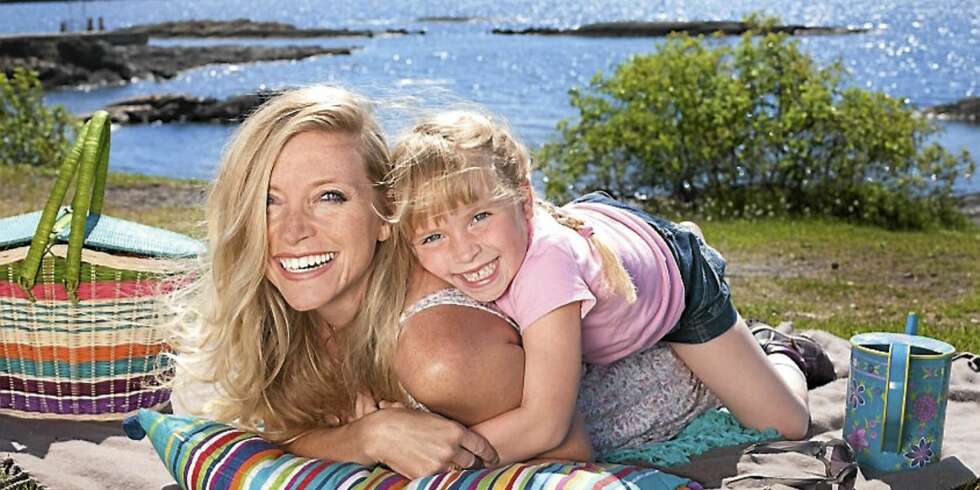 Veterinær
Trude Mostue sammen med datteren Hilda Augusta. Familien bor idyllisk til på Bygdøy i Oslo, med kort vei til stranden. Veterinær
Trude Mostue sammen med datteren Hilda Augusta. Familien bor idyllisk til på Bygdøy i Oslo, med kort vei til stranden.