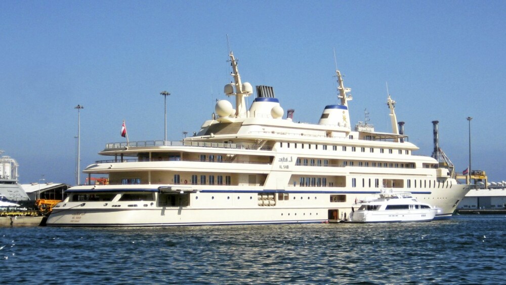 Superyachten ble levert til
sultanen av Oman i 2008 som
erstatning for en litt mindre
megayacht. Båten er 155 meter
lang, består av seks svære dekk
og har overnattingsplass til 70
gjester. Mannskapet teller utrolige
154 mann. Om bord finnes også
en konserthall med plass til et
50-manns stort orkester. Superyachten ble levert til
sultanen av Oman i 2008 som
erstatning for en litt mindre
megayacht. Båten er 155 meter
lang, består av seks svære dekk
og har overnattingsplass til 70
gjester. Mannskapet teller utrolige
154 mann. Om bord finnes også
en konserthall med plass til et
50-manns stort orkester.