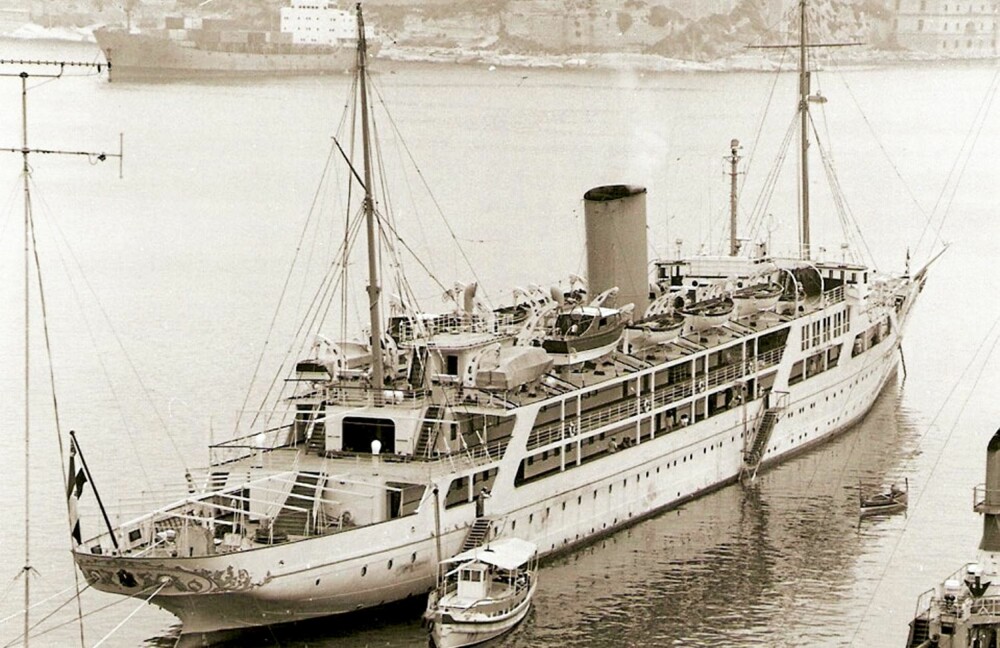 Denne egyptiske presidentyachten er ikke bare en av verdens største, men også en av de eldste. Bygget i 1865 i London og øremerket for kongen av Egypt. Brukes i dag som øvingsskip for Marinen. Denne egyptiske presidentyachten er ikke bare en av verdens største, men også en av de eldste. Bygget i 1865 i London og øremerket for kongen av Egypt. Brukes i dag som øvingsskip for Marinen.