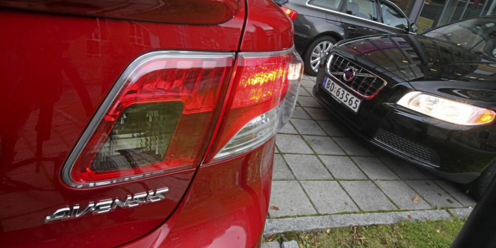 SIKRE: Toyota Avensis og Volvo V70 er svært sikre biler. Foto: Egil Nordlien HM Foto SIKRE: Toyota Avensis og Volvo V70 er svært sikre biler. Foto: Egil Nordlien HM Foto