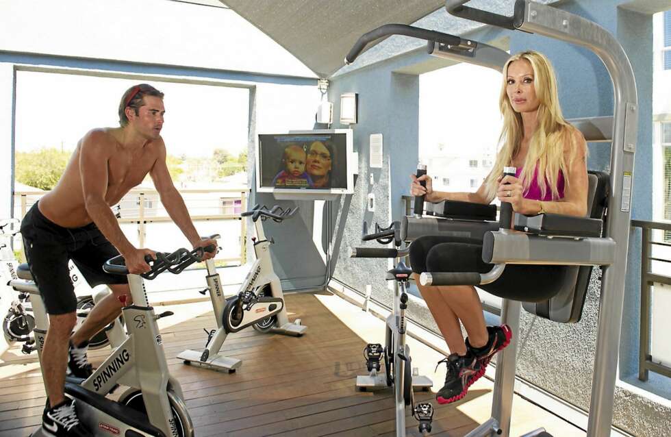 TRENER SAMMEN: Loren har ikke fått flytte tilbake til Monica ennå, men de trener ofte sammen i boligkompleksets innbydende gym. TRENER SAMMEN: Loren har ikke fått flytte tilbake til Monica ennå, men de trener ofte sammen i boligkompleksets innbydende gym.