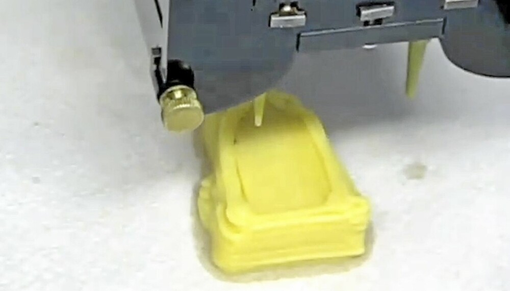 Forskere ved Cornell University i USA ønsker å innføre 3D-printing av mat ved restauranter, storkjøkken og blant privatforbrukere. Bildet viser hvordan en 3D-printer fordeler småkakedeig. En ny og forbedret utgave av printeren er under utvikling. FOTO: Fab@home. Forskere ved Cornell University i USA ønsker å innføre 3D-printing av mat ved restauranter, storkjøkken og blant privatforbrukere. Bildet viser hvordan en 3D-printer fordeler småkakedeig. En ny og forbedret utgave av printeren er under utvikling. FOTO: Fab@home.