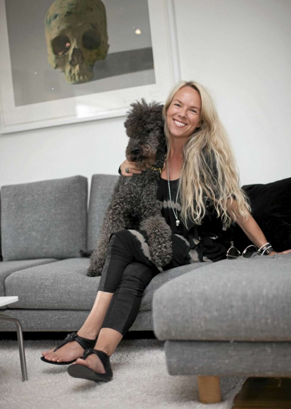 INTERIØR: Smykkedesigner Lisbeth Omdal Fure er en av grunderne bak smykkemerket Love Stones. Også hjemme er hun glad i å pynte med skaller, bare sjekk Damien Hirst-fotografiet på veggen. INTERIØR: Smykkedesigner Lisbeth Omdal Fure er en av grunderne bak smykkemerket Love Stones. Også hjemme er hun glad i å pynte med skaller, bare sjekk Damien Hirst-fotografiet på veggen.