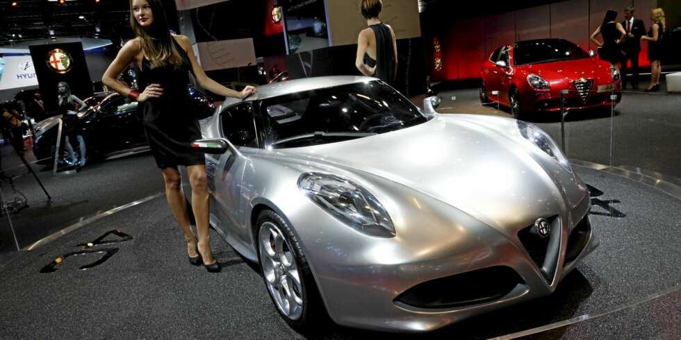 MIDTMOTOR: Alfa 4C får motoren plassert bak føreren. Kombinert med den lave vekten blir den helt klart en utfordrer til Lotus Elise. MIDTMOTOR: Alfa 4C får motoren plassert bak føreren. Kombinert med den lave vekten blir den helt klart en utfordrer til Lotus Elise.