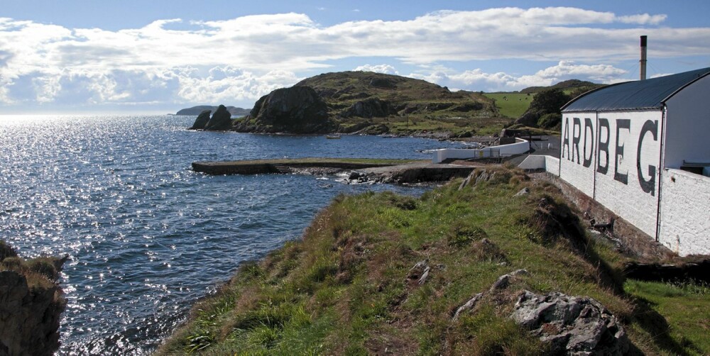 Ardbeg-destilleriet ligger på den lille skotske øya Islay, et avsidesliggende, natur-rått sted som også er hjemmet til whiskyer som Lagavulin og Laphroaig. Ardbeg-destilleriet ligger på den lille skotske øya Islay, et avsidesliggende, natur-rått sted som også er hjemmet til whiskyer som Lagavulin og Laphroaig.