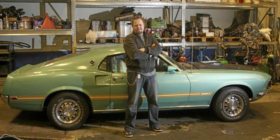 GARASJEVANT: Asgeir Borgemoen er godt vant med garasjer. Her er han med en Ford Mustang hos Cars AS. Foto: Egil Nordlien HM Foto GARASJEVANT: Asgeir Borgemoen er godt vant med garasjer. Her er han med en Ford Mustang hos Cars AS. Foto: Egil Nordlien HM Foto