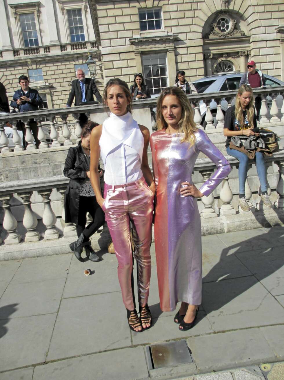 LONDON FASHION WEEK: De to modellene bærer metalliske pastelltoner med største selvfølge. LONDON FASHION WEEK: De to modellene bærer metalliske pastelltoner med største selvfølge.