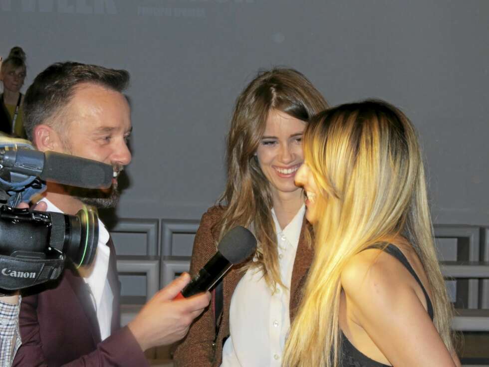 LONDON FASHION WEEK: Sangerinnen Jade Williams skryter av motevisningen til Mark Fast, til de fremmøtte journalistene. LONDON FASHION WEEK: Sangerinnen Jade Williams skryter av motevisningen til Mark Fast, til de fremmøtte journalistene.