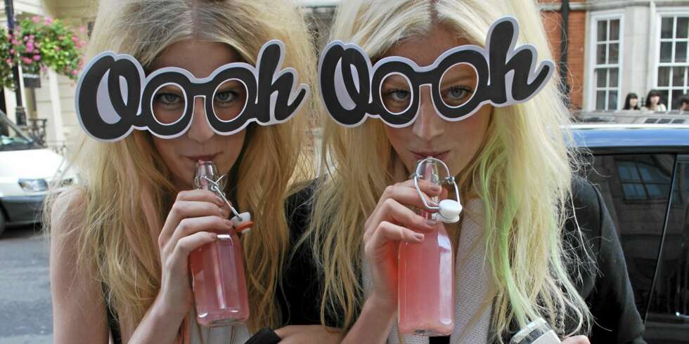 LONDON FASHION WEEK: Brus med smak av ¿Mulberry¿, designernes egne pappbriller og Fashion Week veske. At dørvakta ikke forstod at disse modellene tilhørte Mulberrys visning, er ikke lett å forstå. Heldigvis slapp de inn i lokalet for å gi oss et lekkert show! LONDON FASHION WEEK: Brus med smak av ¿Mulberry¿, designernes egne pappbriller og Fashion Week veske. At dørvakta ikke forstod at disse modellene tilhørte Mulberrys visning, er ikke lett å forstå. Heldigvis slapp de inn i lokalet for å gi oss et lekkert show!