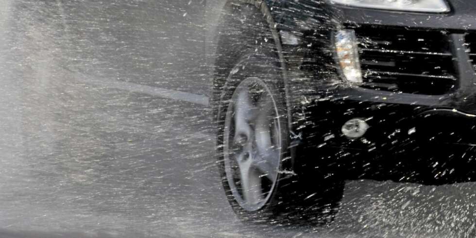 DEKK: Slitte sommerdekk øker faren for vannplaning på fuktige høstveier. FOTO: Newspress DEKK: Slitte sommerdekk øker faren for vannplaning på fuktige høstveier. FOTO: Newspress