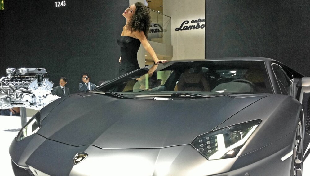 ROLLEFORDELING: På bilutstillingen i Frankfurt måtte Lamborghini Aventador dele på oppmerksomheten, men i filmen du kan se her, får den full oppmerksomhet. ROLLEFORDELING: På bilutstillingen i Frankfurt måtte Lamborghini Aventador dele på oppmerksomheten, men i filmen du kan se her, får den full oppmerksomhet.