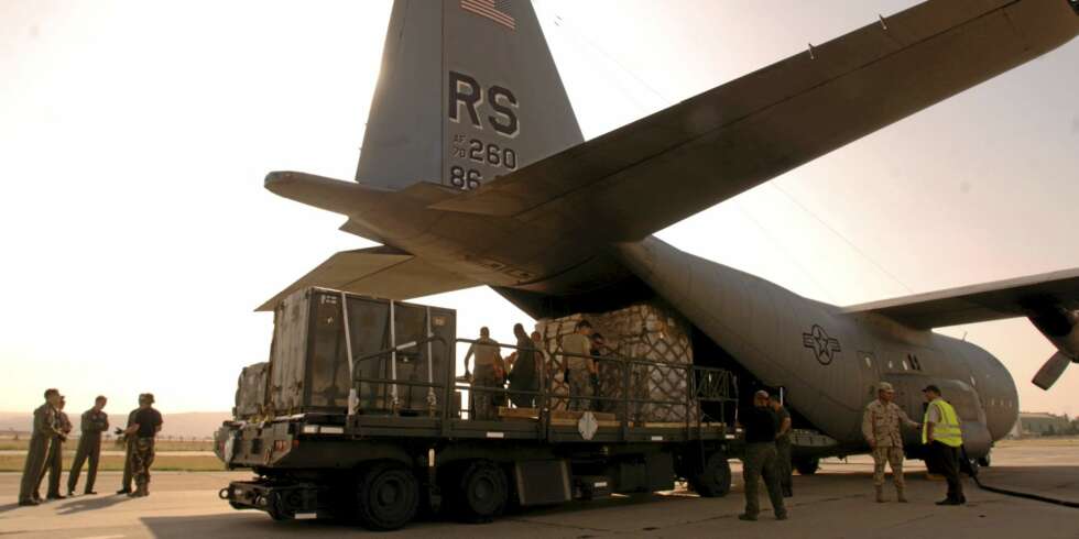 Det tok 20 fly av typen Hercules C-130 å frakte alt fra USA til Irak. Og når slike seddelbunter passerer flere par hender, blir fristelsen stor til å stikke noen lapper unna. Det tok 20 fly av typen Hercules C-130 å frakte alt fra USA til Irak. Og når slike seddelbunter passerer flere par hender, blir fristelsen stor til å stikke noen lapper unna.