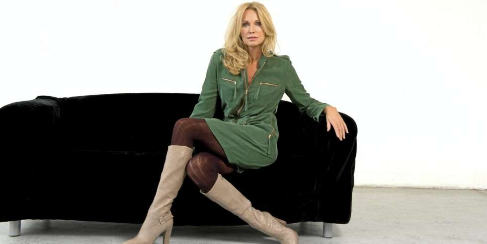 ANETTE STAI: Fra moteserien i Alt for damene nr 18/2011: Grønn silkekjole fra Den Dama, Marc By Marc Jacobs kr 3299. Støvler fra Patrizia Pepe kr 3800. Strømpebukser fra Pierre Robert kr 129. ANETTE STAI: Fra moteserien i Alt for damene nr 18/2011: Grønn silkekjole fra Den Dama, Marc By Marc Jacobs kr 3299. Støvler fra Patrizia Pepe kr 3800. Strømpebukser fra Pierre Robert kr 129.