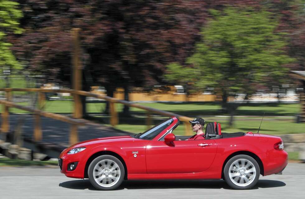 Å VÆRE UNG ER FOR JÆVLIG: I hvert fall om du vil forsikre en bil som oppfattes som sportslig, som for eksempel Mazda MX-5. Å VÆRE UNG ER FOR JÆVLIG: I hvert fall om du vil forsikre en bil som oppfattes som sportslig, som for eksempel Mazda MX-5.