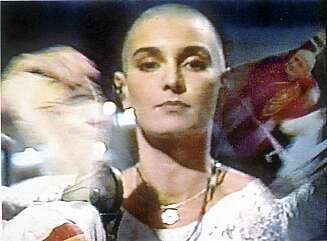 Sinead O'Connor river i stykker et bilde av Pave Johannes Paul II på Saturday Night Live i 1992. Sinead O'Connor river i stykker et bilde av Pave Johannes Paul II på Saturday Night Live i 1992.