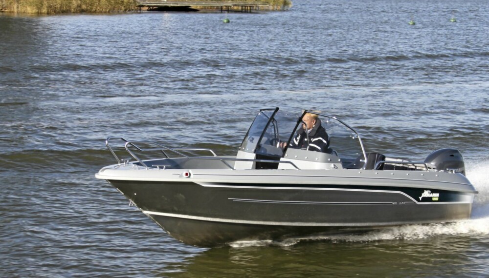 ALLROUNDER: Yamarins bowrider siker seg inn på allroundbrukeren, med spesielt mange sitteplasser om bord. ALLROUNDER: Yamarins bowrider siker seg inn på allroundbrukeren, med spesielt mange sitteplasser om bord.