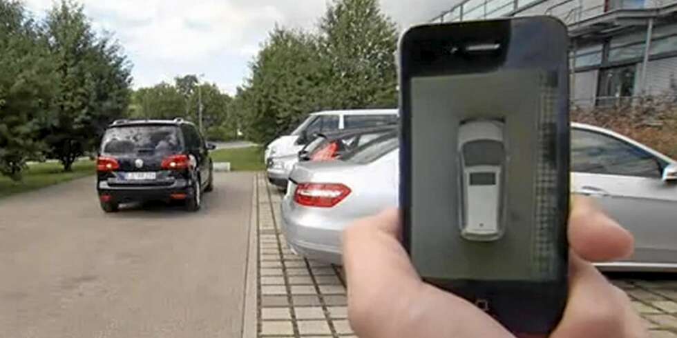 VALET APP: Park4U Remote-appen kommuniserer med den automatiske parkeringsassistenten i bilen. Slik assistenter kan levers til flere modeller som ekstrautstyr. VALET APP: Park4U Remote-appen kommuniserer med den automatiske parkeringsassistenten i bilen. Slik assistenter kan levers til flere modeller som ekstrautstyr.