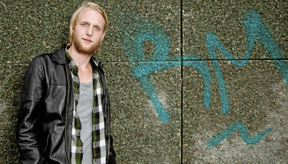 TØFT KUNSTNERLIV: Idoldeltager Fredrik Klemp jobber i fritiden på familiens brusfabrikk i Lillestrøm. TØFT KUNSTNERLIV: Idoldeltager Fredrik Klemp jobber i fritiden på familiens brusfabrikk i Lillestrøm.