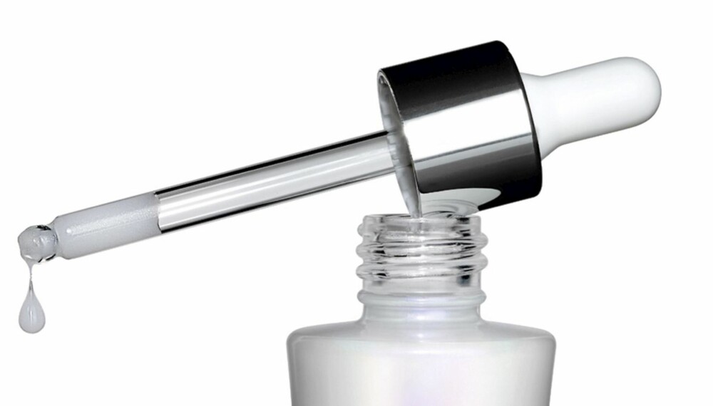 SERUM: Serum lover å øke effekten av hudpleien din. Serum kan for eksempel gi glød, glatte ut rynker, motvirke kviser og bleke pigmentflekker. Dette serumet er fra Oriflame, heter Cellular Concentrated Perfector Serum og koster kr 699. SERUM: Serum lover å øke effekten av hudpleien din. Serum kan for eksempel gi glød, glatte ut rynker, motvirke kviser og bleke pigmentflekker. Dette serumet er fra Oriflame, heter Cellular Concentrated Perfector Serum og koster kr 699.