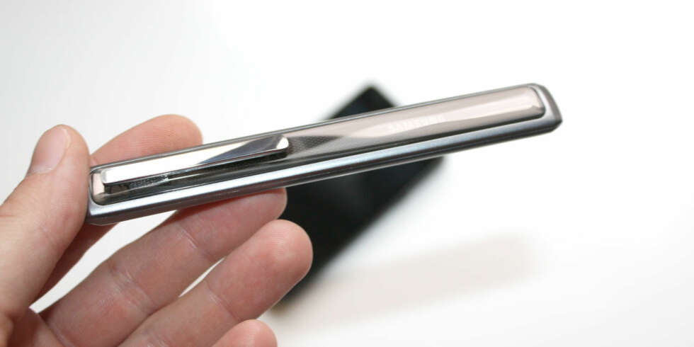 BARE RØR: Samsung HM5000 er slett ikke noe håndfri, men et trådløst telefonrør du holder inntil øret. BARE RØR: Samsung HM5000 er slett ikke noe håndfri, men et trådløst telefonrør du holder inntil øret.