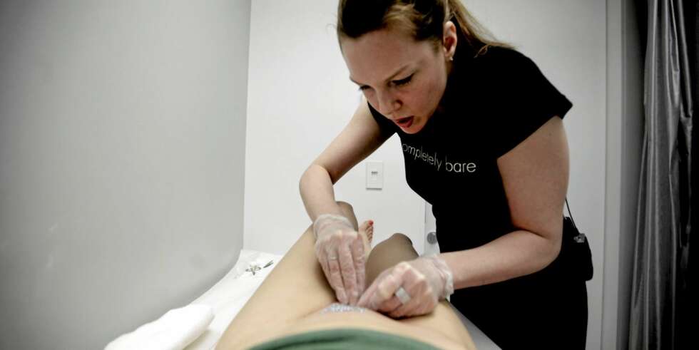 VAJAZZLE: Krystallene limes på én og én av en hudterapaut i salong. Du kan selv velg hvilket mønster, størrelse og farger du vil ha. VAJAZZLE: Krystallene limes på én og én av en hudterapaut i salong. Du kan selv velg hvilket mønster, størrelse og farger du vil ha.