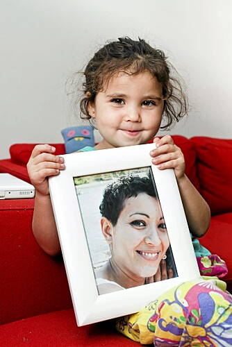 Til å begynne med lette Maria rundt i alle rom for å finne mamma. Nå har hun skjønt at mamma er død og at hun er i himmelen. (Foto: Bjørg Hexeberg) Til å begynne med lette Maria rundt i alle rom for å finne mamma. Nå har hun skjønt at mamma er død og at hun er i himmelen. (Foto: Bjørg Hexeberg)