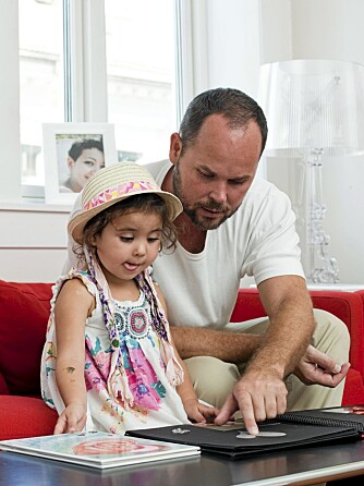 Marius viser Maria bilder av mamma i et fotoalbum. Bloggen «Maria og pappa» har nå fått liv mellom to bokpermer og kommer på Kagge forlag 28. september. (Foto: Bjørg Hexeberg) Marius viser Maria bilder av mamma i et fotoalbum. Bloggen «Maria og pappa» har nå fått liv mellom to bokpermer og kommer på Kagge forlag 28. september. (Foto: Bjørg Hexeberg)