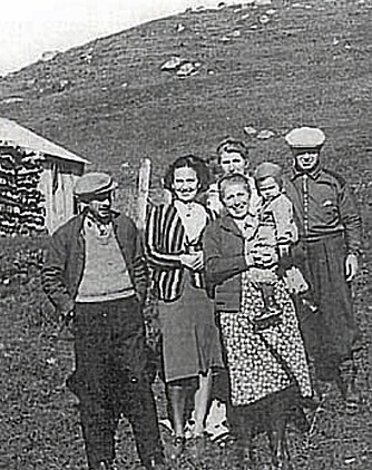 Familiene Reichwald og Fein på gården Brådland i Frafjord, der de holdt seg i dekning i 1941. Fra venstre Hans Reichwald, kona Edith, Jeanette Reichwald med barnebarnet Harry. Bak står Rösi og Julius Fein. Alle sammen ble utryddet. Familiene Reichwald og Fein på gården Brådland i Frafjord, der de holdt seg i dekning i 1941. Fra venstre Hans Reichwald, kona Edith, Jeanette Reichwald med barnebarnet Harry. Bak står Rösi og Julius Fein. Alle sammen ble utryddet.
