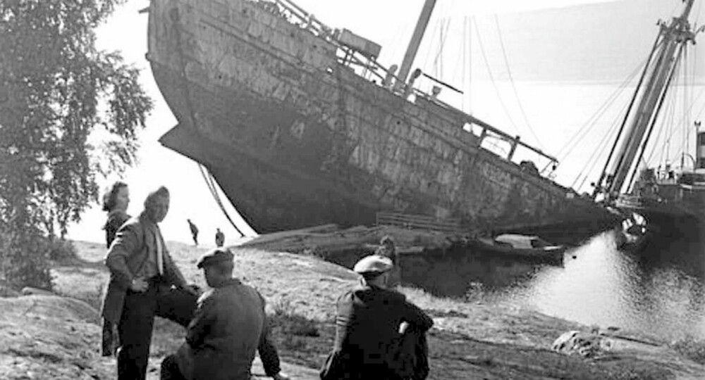 M/S Donau ble kalt ¿slaveskipet.¿ Det fraktet 532 jøder til utryddelsesleirene i Polen. Max Manus og Roy Nielsen plasserte bomber på skipet i januar 1945, og det ble kjørt på grunn. M/S Donau ble kalt ¿slaveskipet.¿ Det fraktet 532 jøder til utryddelsesleirene i Polen. Max Manus og Roy Nielsen plasserte bomber på skipet i januar 1945, og det ble kjørt på grunn.