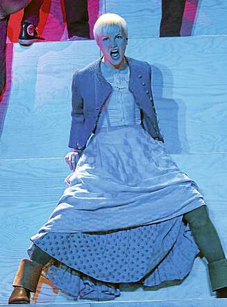 TRAKK SEG: Det var fire forestillinger igjen av suksessmusikalen «Spring Awakening» da Lena ble syk og måtte trekke seg fra forestillingen. TRAKK SEG: Det var fire forestillinger igjen av suksessmusikalen «Spring Awakening» da Lena ble syk og måtte trekke seg fra forestillingen.