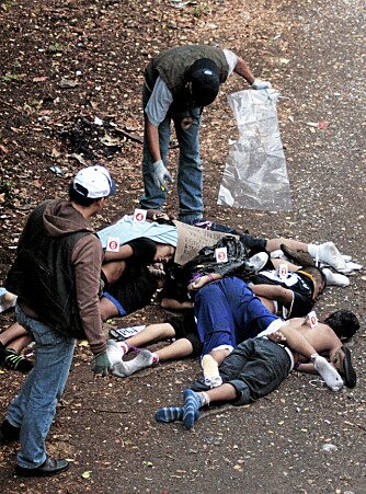 Krimteknikere undersøker likene av seks menn som ble meid ned av rivaler i Cuernavaca. Beltran Leyvakartellet bruker alle midler for å beholde kontrollen over byen. Krimteknikere undersøker likene av seks menn som ble meid ned av rivaler i Cuernavaca. Beltran Leyvakartellet bruker alle midler for å beholde kontrollen over byen.