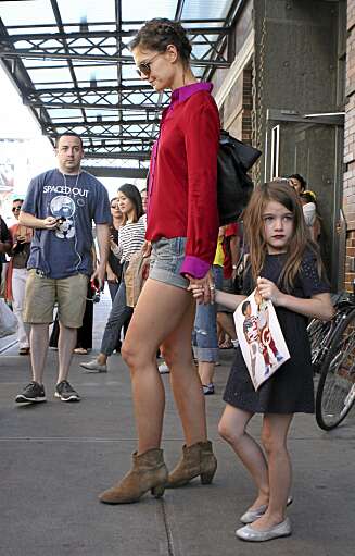 STJERNEPAUSE: Katie Holmes og Suri har tatt en ørliten shoppingtur, men det er hverdagene det er flest av, også for stjernen og hennes datter. STJERNEPAUSE: Katie Holmes og Suri har tatt en ørliten shoppingtur, men det er hverdagene det er flest av, også for stjernen og hennes datter.
