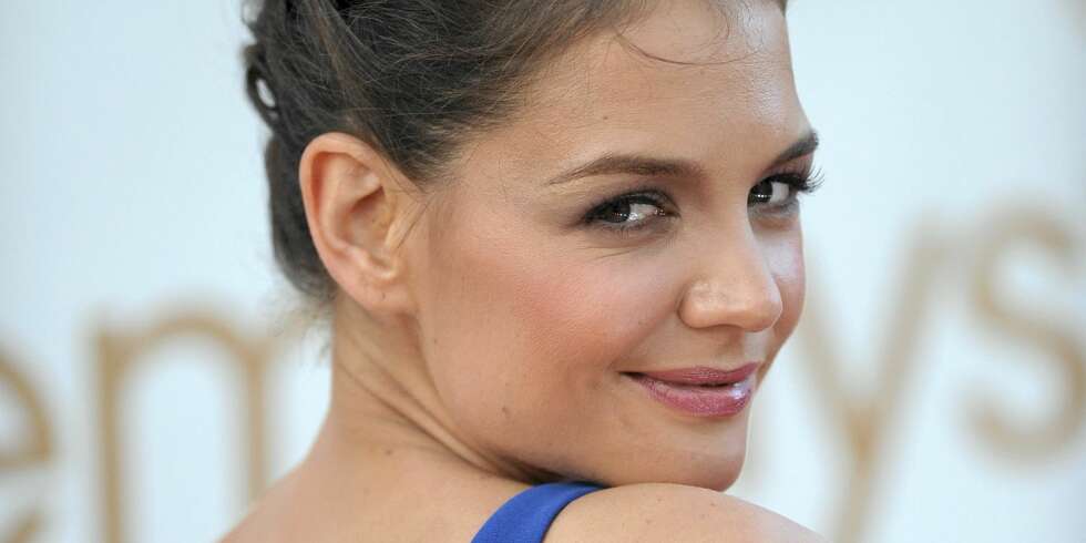 JORDNÆR: Katie Holmes blir bare vakrere med årene, og det er ingenting som tyder på at lange arbeidsdager og gretne unger tærer på hverken humør eller utseende. JORDNÆR: Katie Holmes blir bare vakrere med årene, og det er ingenting som tyder på at lange arbeidsdager og gretne unger tærer på hverken humør eller utseende.