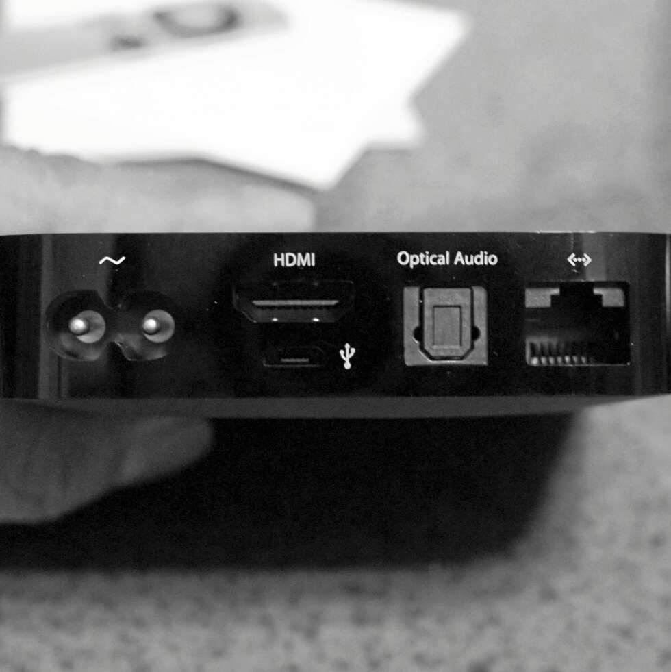 OPTISK LYD: Apple TV har en digital lydutgang som du kan koble til TV-ens lydanlegg. Apple TV leverer 5.1 lyd. OPTISK LYD: Apple TV har en digital lydutgang som du kan koble til TV-ens lydanlegg. Apple TV leverer 5.1 lyd.