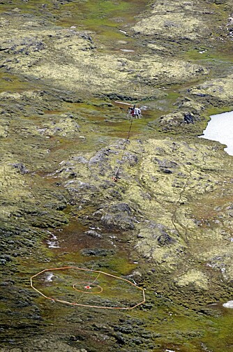 Antennen har en strømstyrke på 200 ampere. Den runde kulen i midten er mottageren som sender signalene videre til computerne i helikopteret. Antennen har en strømstyrke på 200 ampere. Den runde kulen i midten er mottageren som sender signalene videre til computerne i helikopteret.