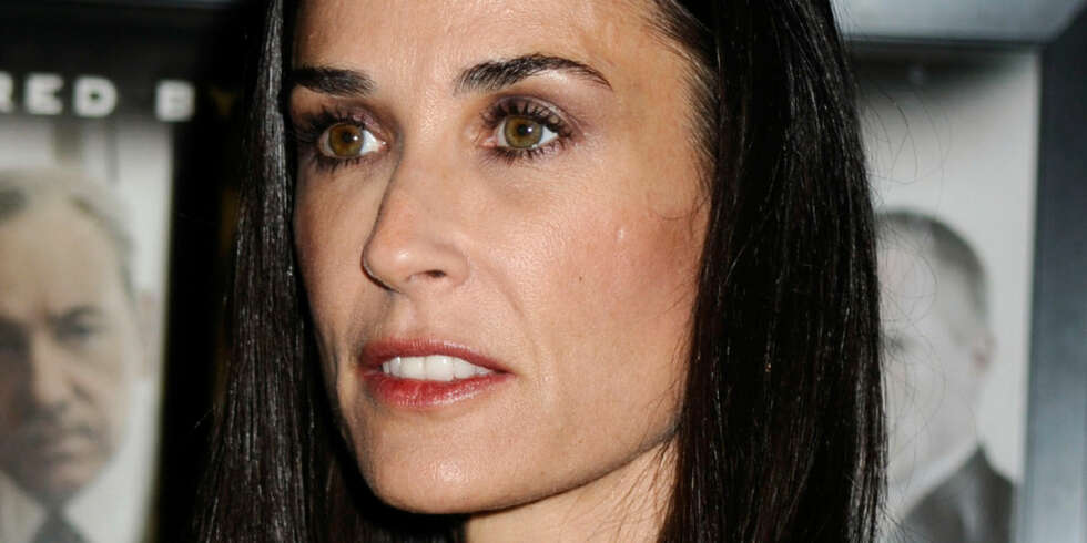 Demi Moore fester alene. Ashton Kutcher sitter hjemme og sturer. Demi Moore fester alene. Ashton Kutcher sitter hjemme og sturer.
